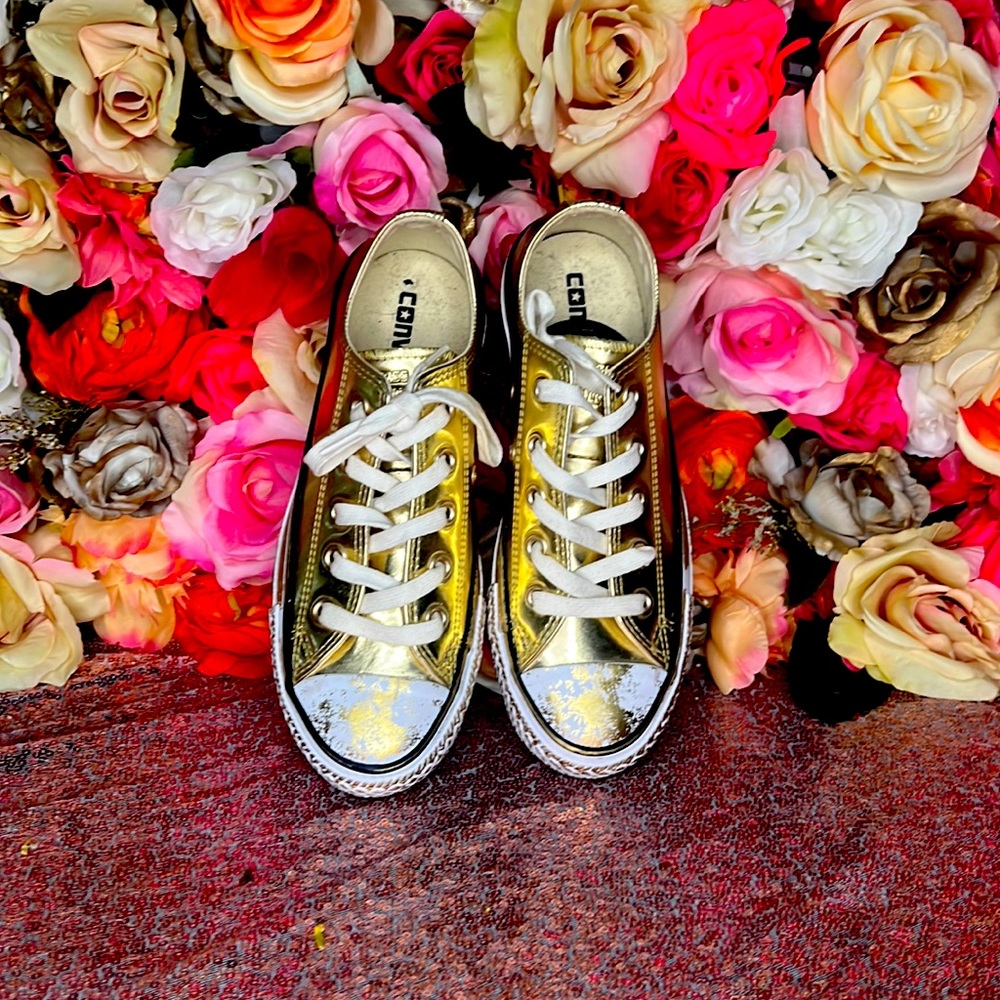 Metallic gold Converse!